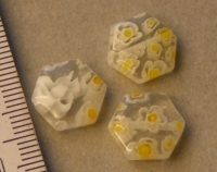 Millifiori wit / geel zeshoek. 30 stuks.